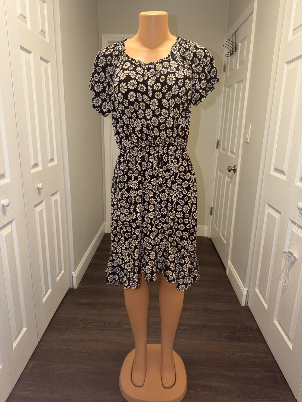 SJS Black Daisy Print Short Sleeve Smocked Waist Dress SZ M EXCELLENT CONDITIONS